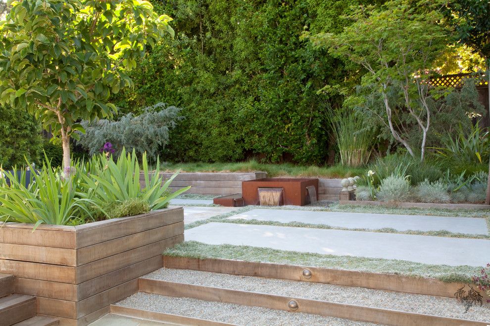 Двор с гравийными дорожками и зелеными насаждениями